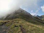 58 Seguendo il sent. 101 sono al Passo di Sodadura (1854 m) con la cima Sodadura  in parte coperta da nebbie